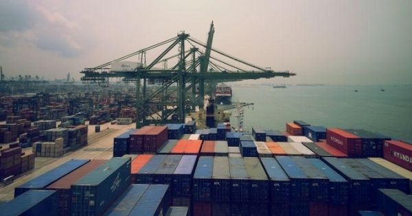 Spot container freight rates on Asia-Europe routes continue to plunge