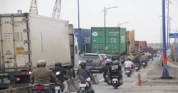 Kẹt xe kéo dài từ vòng xoay Mỹ Thủy (Q.2) về cảng Cát Lái xảy ra mỗi ngày - Ảnh: CHÂU TUẤN