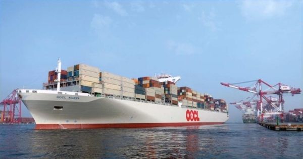 hang-tau-OOCL-van-chuyen-container