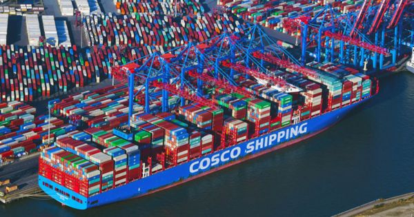 Tàu container của Hãng tàu COSCO Shipping tại cảng