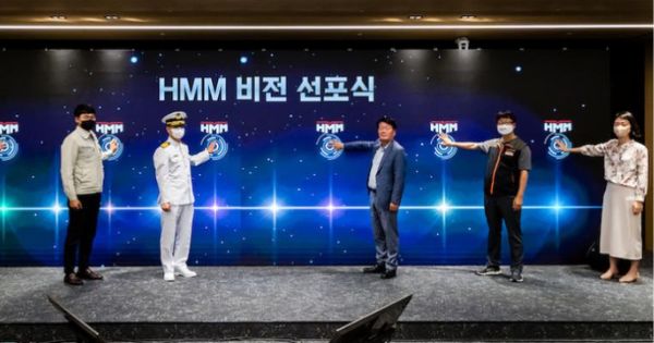HMM CEO and Chairman Kim, Kyung Bae and managers announced the vision at HMM headquarters
